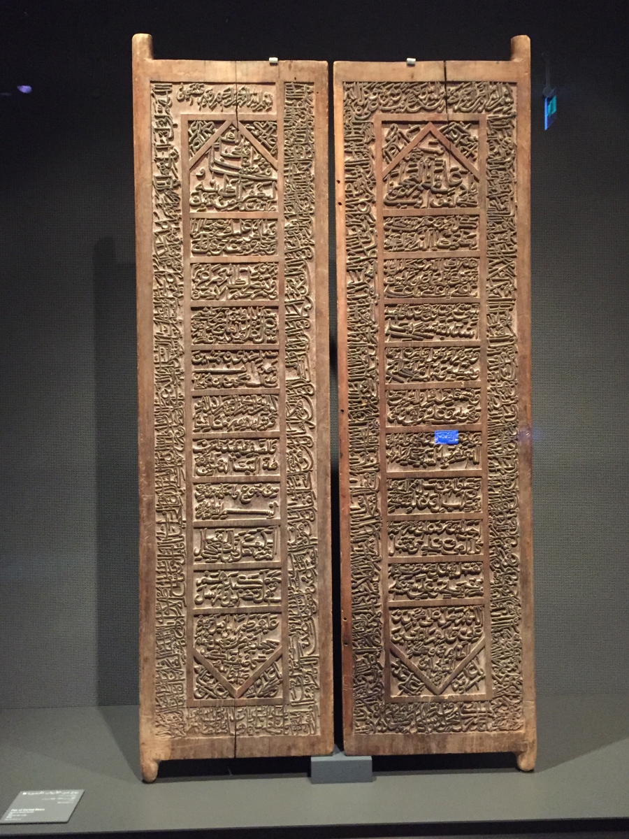 Музей исламского искусства. Доха. Тысчелетние деревянные ворота из Ирана.